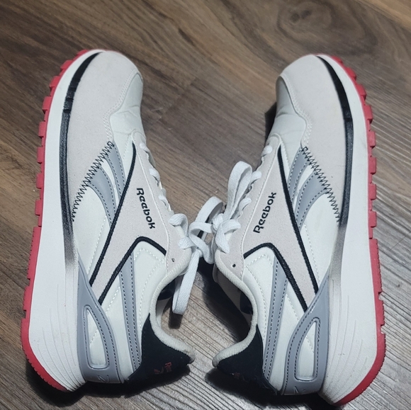 Reebok Unisex White and Black Sneakers with Red Accents - Picture 3 of 6